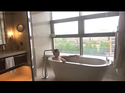 ❤️ En fantastisk babe som lidenskapelig rykker av seg fitta på badet ❤️ Porno fb hos oss ❤