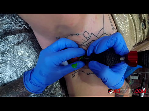 ❤️ Ekstremt tatovert hottie Sully Savage tok en tatovering på klitoris ❤️ Porno fb hos oss ❤